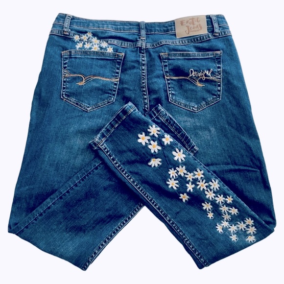 Desigual Denim - Desigual Exotic skinny jeans with embroidered daisies on pocket 🌻